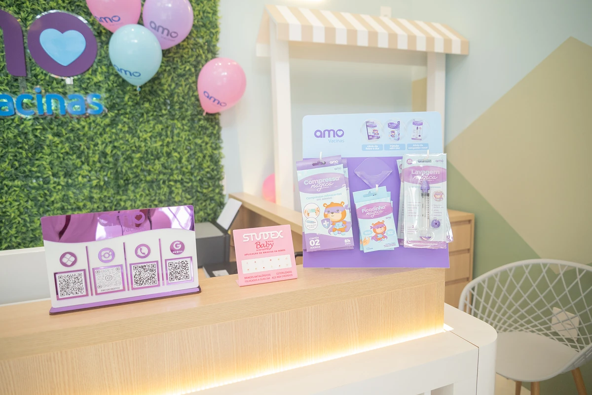 Balcão com produtos da AmoVacinas Governador Valadares